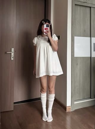 Đầm babydoll trắng cổ sen tay phồng